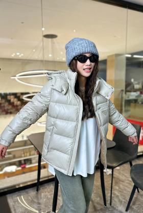 普拉达 经典三角标羽绒服（SS）