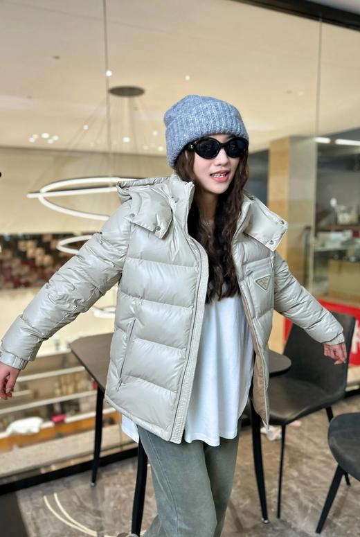 普拉达 经典三角标羽绒服（SS） 商品图0