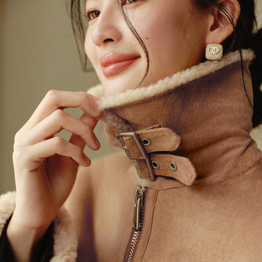 【严选】诗凡黎羊羔毛领宽松保暖短夹克2025冬新款机车翻领羊毛麂皮外套女7GA410601 商品图3