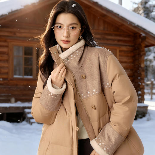 【严选】诗凡黎拼接仿羊羔毛保暖面包服2025冬新款防风立领短款轻薄羽绒服7GA380341 商品图0