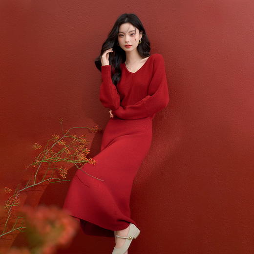 西遇气质V领长袖针织连衣裙女冬季软糯高级收腰显瘦内搭长裙V3855313 商品图4