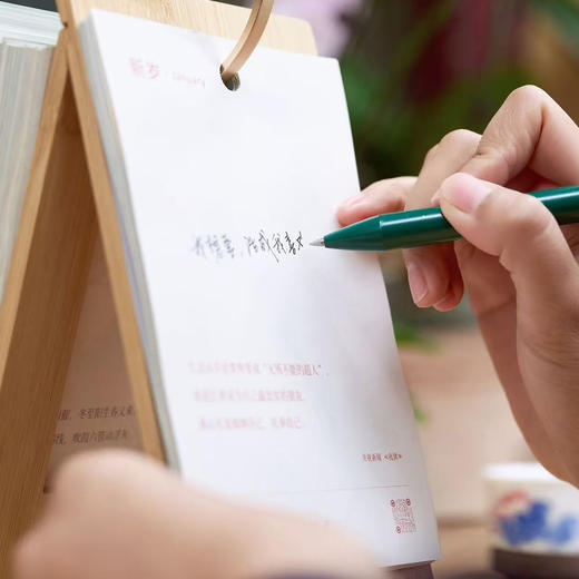 夜读日历2026 央视新闻夜读栏目暖心日历 赠竹木支架+精美礼盒+4张光影明信片 商品图5