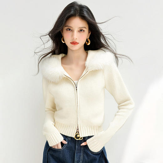 西遇白色连帽针织衫女冬季新款毛领双拉链短款毛衣外套SS051706 商品图2