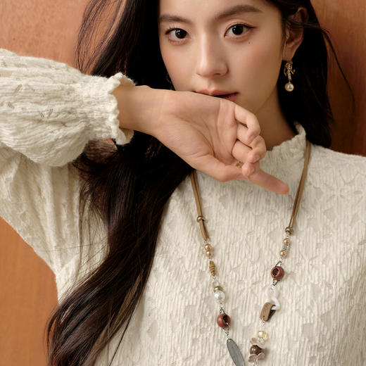 【严选】诗凡黎磨毛蕾丝小上衣保暖舒适2025冬新款打揽木耳领显瘦气质衬衫7GA320951 商品图3