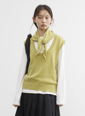 步履不停/5C13290C/u型领无袖针织背心配三角巾