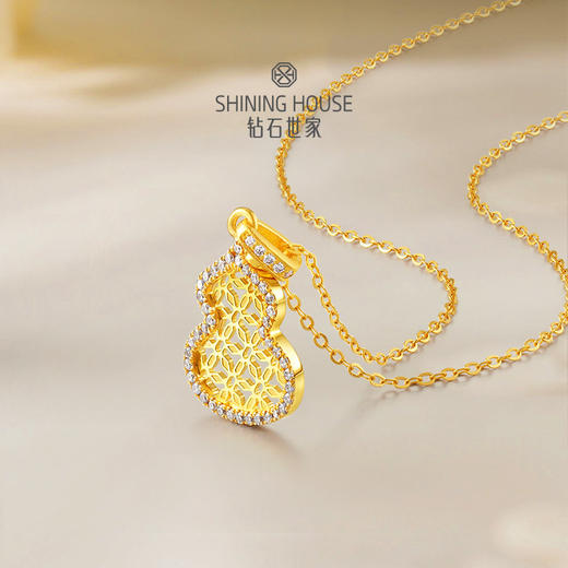 【八方衔运纹】【 玲珑宝葫 】钻石世家  玲珑宝葫系列 足金葫芦镶钻吊坠 【单吊坠，上图仅为搭配示意】【不支持无理由退换货】预计3-5天发货 商品图4