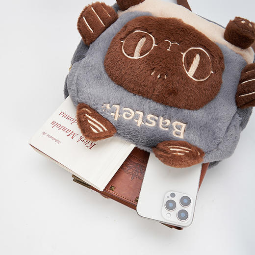 大英博物馆 盖亚·巴斯特系列 毛绒拼接猫头公仔双肩包-灰棕色 商品图3