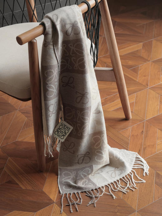 WJ03-罗意威 棋盘格简约舒适时尚流苏 绒线围巾 女款（QZ*MM） 商品图9