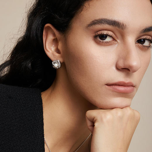 【阿娇-钟欣潼&蒋勤勤同款】Retro Chic 意大利时尚复古首饰 金丝珍珠耳钉（2色可选） 商品图8