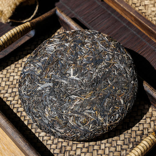 【班章王】十年难遇性价比 2025年春茶云南勐海边境普洱茶生茶古树357g茶饼 商品图1