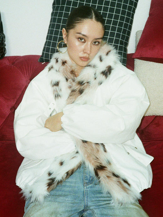 TR她热 豹力美学 白色拼皮草复古保暖毛领廓形外套派克棉服 商品图0