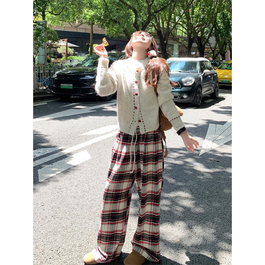 【179元任选2件】现货！ 燕麦色红色花朵扣子毛衣开衫 or 红格裤子 商品图5