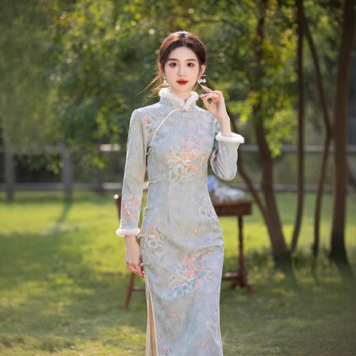 冬款银珠缎复合超柔加绒加厚毛领旗袍，浅蓝色修身显瘦旗袍SJT719 商品图1