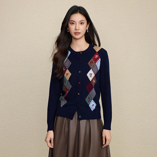 「自」全新升级【铂金会员367/天猫489/差价122】(03146)洛诗琳羊毛提花圆领开衫2025秋冬新品撞色菱形格纹针织外套 商品图3