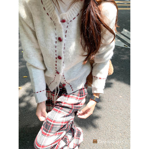 【179元任选2件】现货！ 燕麦色红色花朵扣子毛衣开衫 or 红格裤子 商品图3