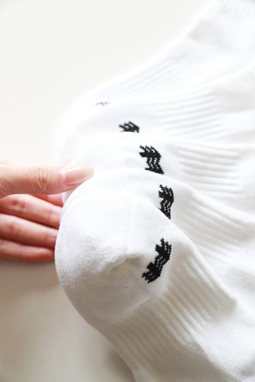 无骨一体运动袜，户外露营系列。字母提花中筒纯色棉袜子C102868 商品图1