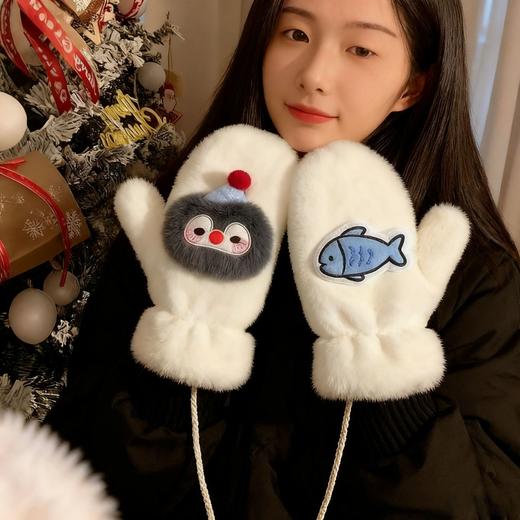 可爱毛绒手套 女款加绒学生骑车冬天挂脖企鹅防寒保暖连指全包手套 商品图3