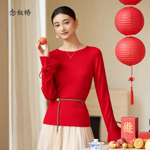 【商场同款】CNK4996“法式浪漫毛衫”  喜庆中国红 一字领展现颈部线条 袖口抽绳可自由调节造型状态 软糯亲肤 显瘦毛衣 商品图6