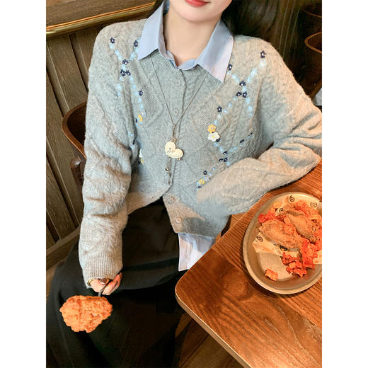 【269元任选2件】现货！成本巨贵，拍下包赚！绣花系扣毛衣开衫 商品图1