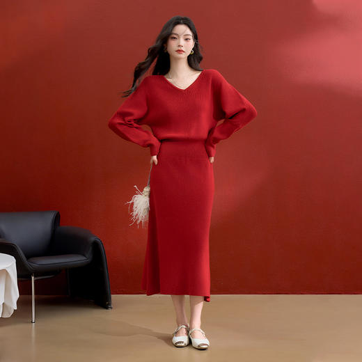 西遇气质V领长袖针织连衣裙女冬季软糯高级收腰显瘦内搭长裙V3855313 商品图2