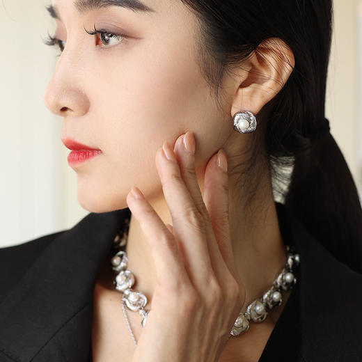 【阿娇-钟欣潼&蒋勤勤同款】Retro Chic 意大利时尚复古首饰 金丝珍珠耳钉（2色可选） 商品图7