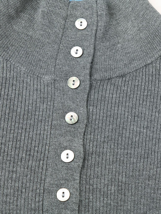 撞色设计感半高领针织衫 灰色坑条修身长袖上衣 多扣装饰秋冬叠穿显瘦打底衫 商品图3