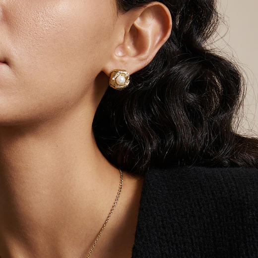 【阿娇-钟欣潼&蒋勤勤同款】Retro Chic 意大利时尚复古首饰 金丝珍珠耳钉（2色可选） 商品图5