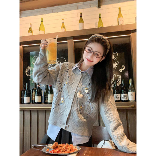 【269元任选2件】现货！成本巨贵，拍下包赚！绣花系扣毛衣开衫 商品图4