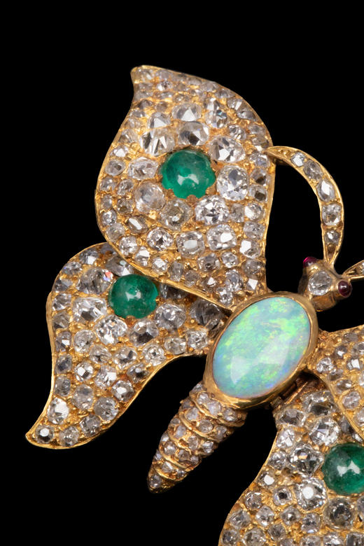 独角鹿西洋古董1880年代欧洲出品蝴蝶造型18K黄金镶嵌欧泊石祖母绿红宝石及钻石胸针 商品图2