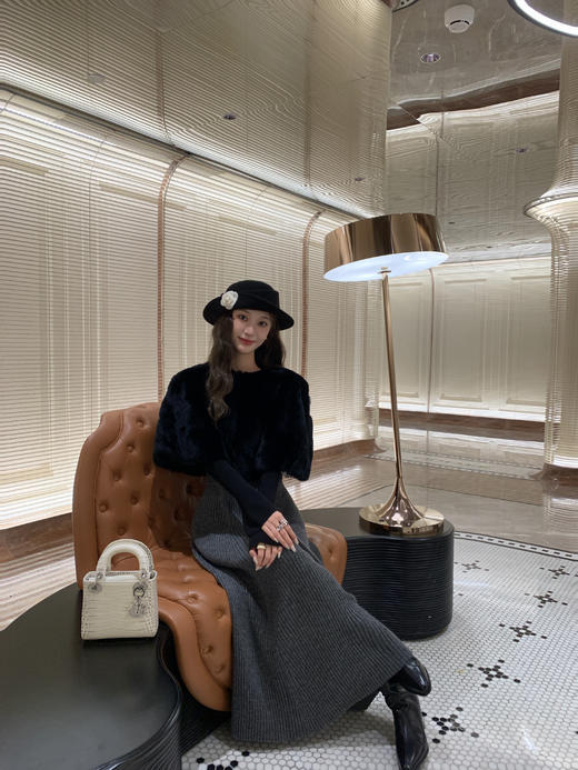 Read Nameless /獭兔皮草披肩黑色+灰色厚针织裙 2025/10/30 商品图6