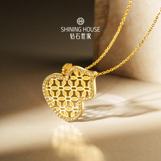【八方衔运纹】【 玲珑宝葫 】钻石世家  玲珑宝葫系列 足金葫芦镶钻吊坠 【单吊坠，上图仅为搭配示意】【黄金产品不支持无理由退换货】预计3-5天发货 商品图3