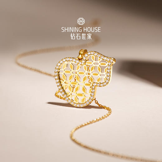 【八方衔运纹】【 玲珑宝葫 】钻石世家  玲珑宝葫系列 足金葫芦镶钻吊坠 【单吊坠，上图仅为搭配示意】【黄金产品不支持无理由退换货】预计3-5天发货 商品图4