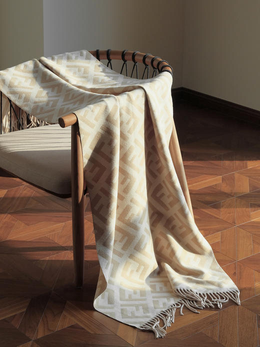 WJ14-芬迪 流苏饱满提花 绒线围巾 女款（QZ*MM） 商品图1