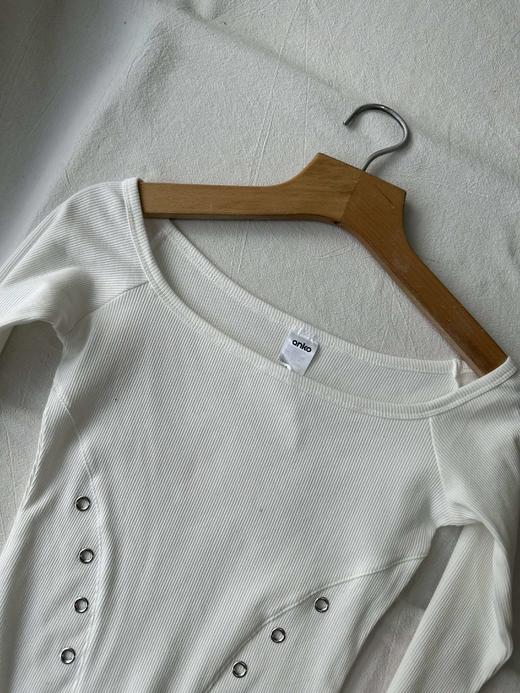 贝壳三 设计感修身一字领纯色长袖T恤金属镂空打底上衣C102817 商品图8