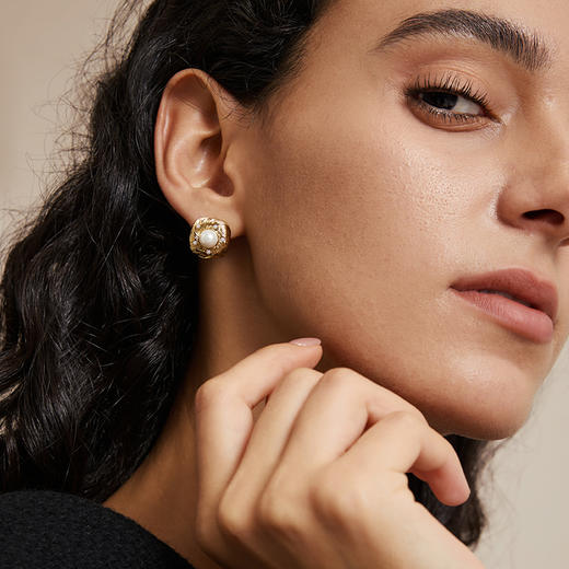 【阿娇-钟欣潼&蒋勤勤同款】Retro Chic 意大利时尚复古首饰 金丝珍珠耳钉（2色可选） 商品图4