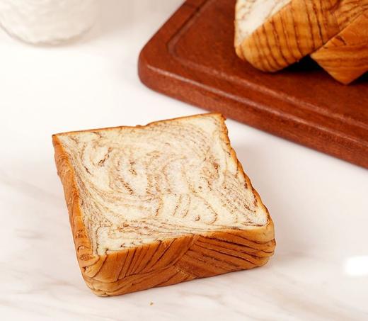 「招牌厚切生牛乳吐司 💥 好喜欢这个面包 而且配料很干净～～ 生牛乳和面，每片吐司都奶嘟嘟~ ✅ 9%生牛乳注入！撕开包装就闻到牧场级奶香 ✅ 手工编花+大理石纹路！拍照根本不用滤镜~  商品图7