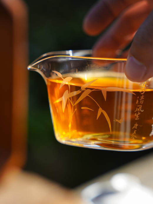 重磅老生茶【库存过半！！】【易武古董老生茶】2005年名山古树春茶，20年陈全世界！打着灯笼去找也找不到这个价格！错过定会后悔拍大腿产品，357克/饼 七饼/提 商品图1