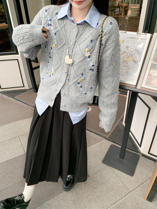 【269元任选2件】现货！成本巨贵，拍下包赚！绣花系扣毛衣开衫 商品图6