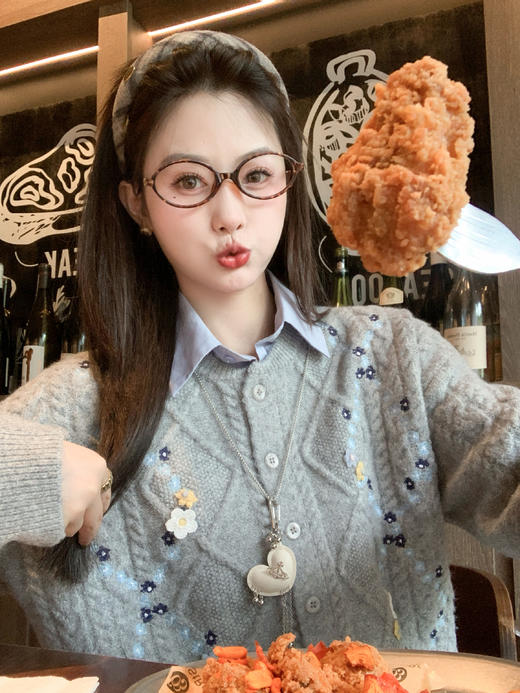 【269元任选2件】现货！成本巨贵，拍下包赚！绣花系扣毛衣开衫 商品图9