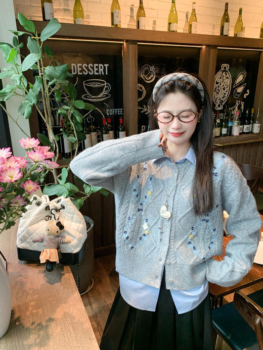 【269元任选2件】现货！成本巨贵，拍下包赚！绣花系扣毛衣开衫 商品图10