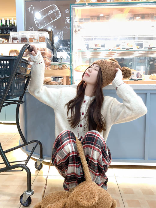 【179元任选2件】现货！ 燕麦色红色花朵扣子毛衣开衫 or 红格裤子 商品图10