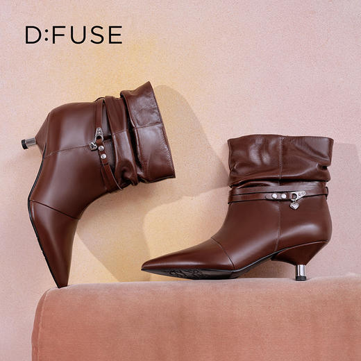 Dfuse迪芙斯2025冬季新款宽筒堆堆靴复古堆皱尖头细跟短靴DFD4116021 商品图4