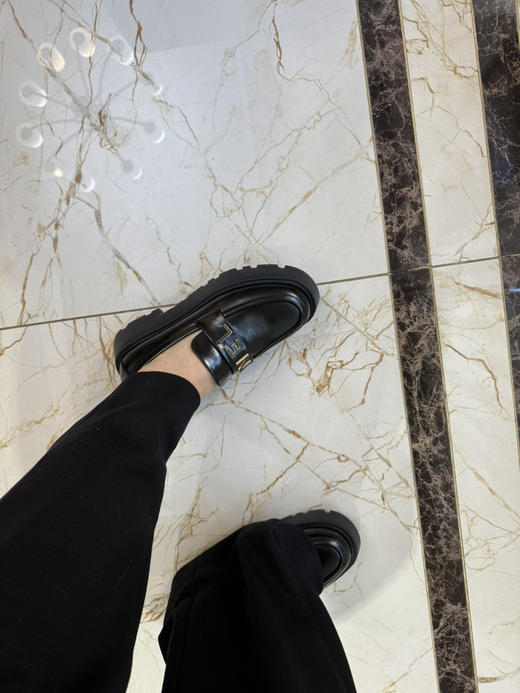 1029-8 原楦原材 轻便柔滑 好穿脱  头层褶皱小牛皮 发泡厚底  珐琅字母 乐福鞋 商品图5