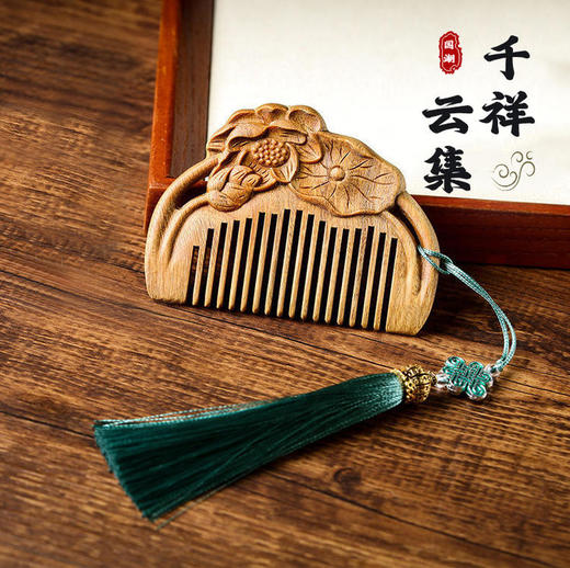 绿檀木雕刻荷花梳子 商品图0