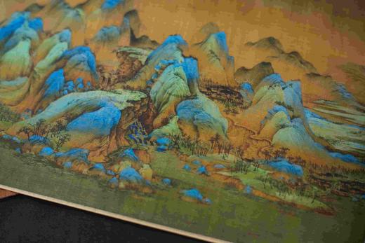 艺术喷绘+手工装裱：《千里江山图（典藏版礼盒）》，作品规格：22cm*626cm，礼盒清单：画卷、收藏证、监制证、帆布袋、鉴赏手册，定价1680，售价369元。 商品图7