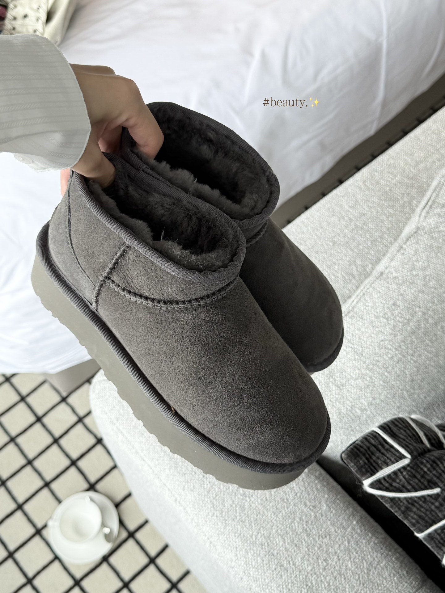 【全球第二好的】UGG 三厘米周冬雨 秋冬季节的热门单品，其保暖性和时尚感深受大家喜爱。厚底款式能增加身高，还带有复古与潮流感，鞋面采用羊皮毛一体等材质，内里填充柔软绒毛，既舒适又温暖