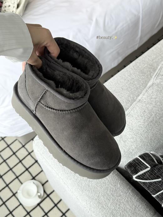 【全球第二好的】UGG 三厘米周冬雨 秋冬季节的热门单品，其保暖性和时尚感深受大家喜爱。厚底款式能增加身高，还带有复古与潮流感，鞋面采用羊皮毛一体等材质，内里填充柔软绒毛，既舒适又温暖 商品图0