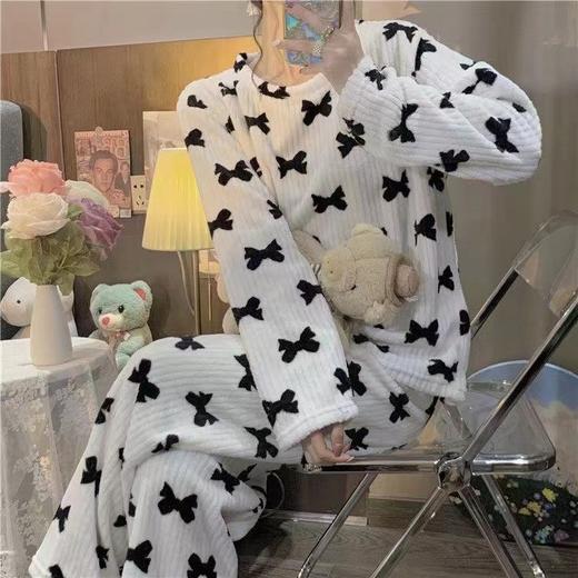 【秒杀❗️39.9到手🔥珊瑚绒家居服套装】柔软亲肤，锁热蓄暖，保暖好看！冬季蝴蝶结印花暖暖女秋冬大码睡衣加绒加厚懒人 商品图4