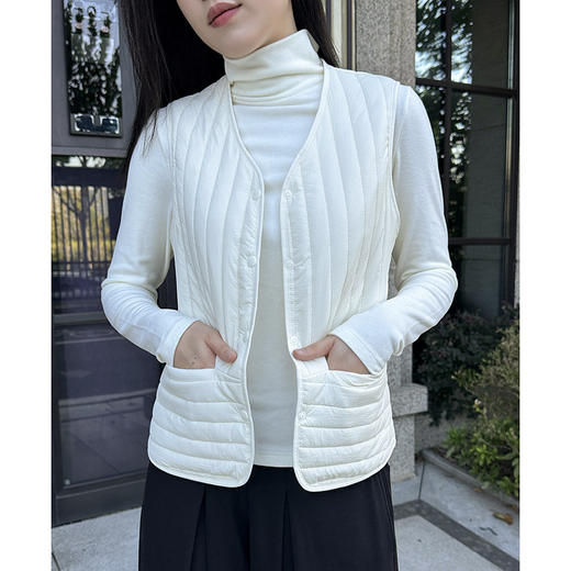 官网2500+ M家秋冬轻薄竖条纹绵羊毛V领锁温外穿女士开衫马甲 蓄热保暖休闲背心内搭保暖 商品图2