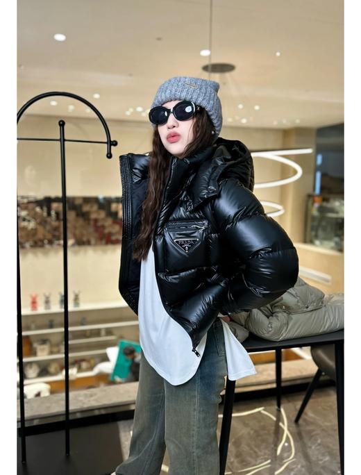普拉达 经典三角标羽绒服（SS） 商品图3